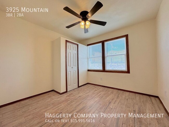 Building Photo - Central El Paso 3 bed with bonus office an...