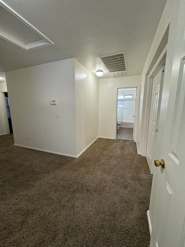 Building Photo - Large 4 bedroom house- Laveen