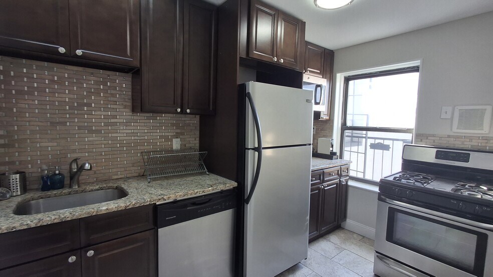 Kitchen - 330 Hudson St