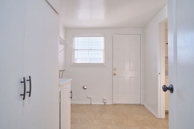 Building Photo - 116 E Orchard St