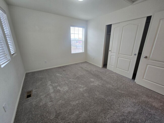 Building Photo - Beautiful 4-Bed, 3.5-Bath Home with Mounta...