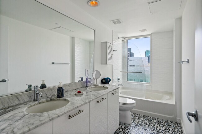 Building Photo - 951 Brickell Ave