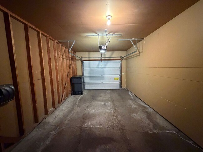 Building Photo - 2 Bed 1 Bath Side By Side Duplex in Port Edwards
