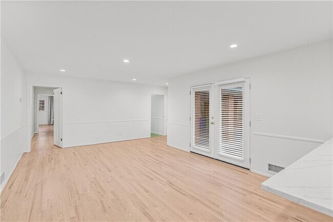 Building Photo - 2713 Briarlake Rd NE