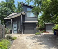 Building Photo - Gorgeous & modern free-standing home in ‘02!