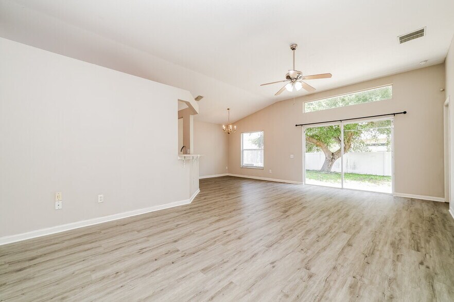 Building Photo - 10422 Hunters Haven Blvd