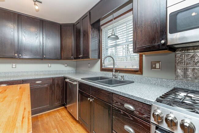 Building Photo - Serene Living in Chesterfield