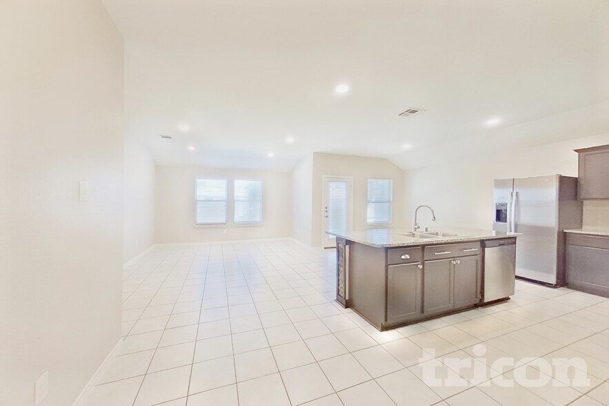 Building Photo - 881 Darst Dr