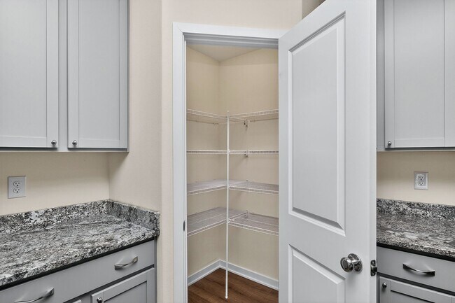 Building Photo - BEAUTIFUL CORNER LOT!! 3 Bedroom, 2 Bathroom Home in Des Moines!