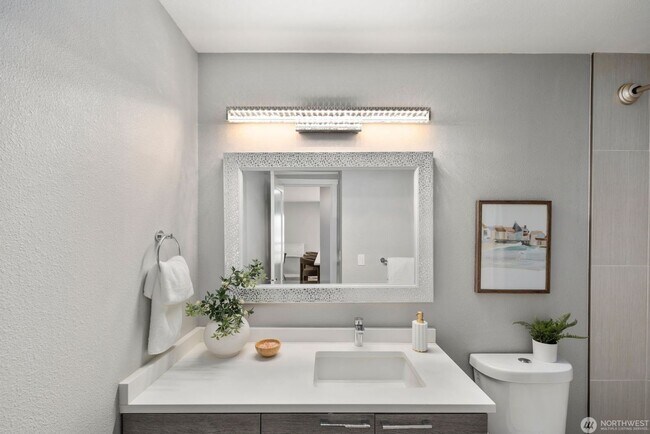 Building Photo - Bright Renovated 1 Bedroom Corner Condo in the Heart of Downtown Bellevue