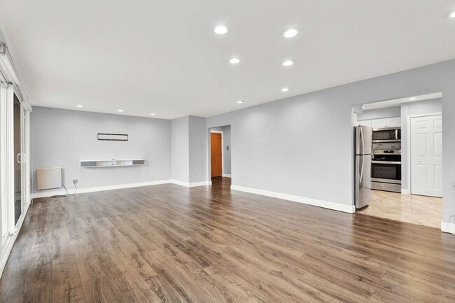 Building Photo - Welcome Home, Newly Remodeled Condo