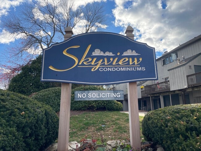 Building Photo - 123 Skyview Dr