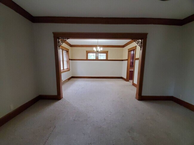 Building Photo - Immaculate 4 Bedroom Single Family with Central AC and Detached Garage, parking lane, and Large B...