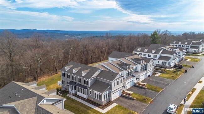 Building Photo - 37 Hillandale Dr