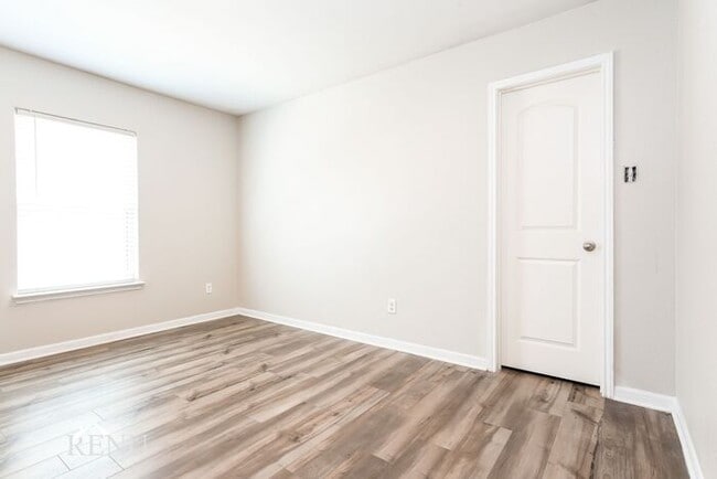 Building Photo - 2005 Hialeah Dr