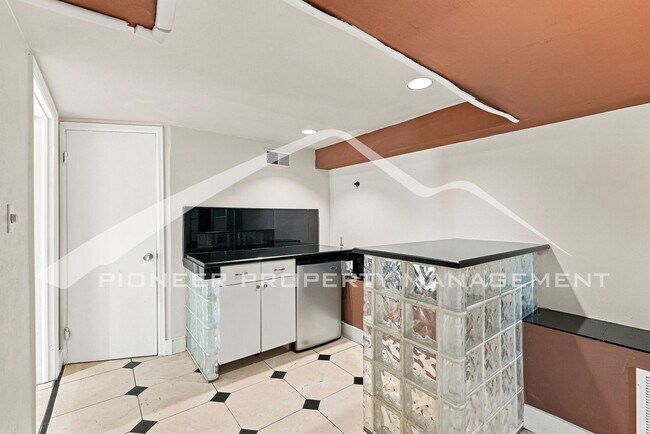 Building Photo - Stunning Home with Washer/Dryer and Gas Grill