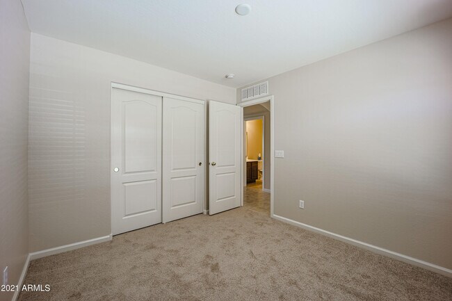 Building Photo - 10938 W Meadowbrook Ave