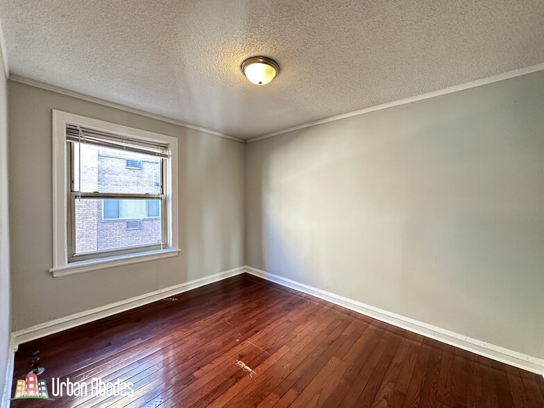 Building Photo - 528 W Surf St