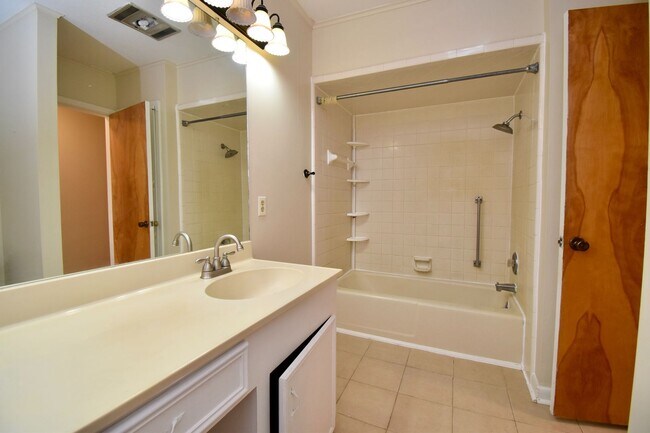 Building Photo - 4 Bed, 2 Bath Home in Ruston!
