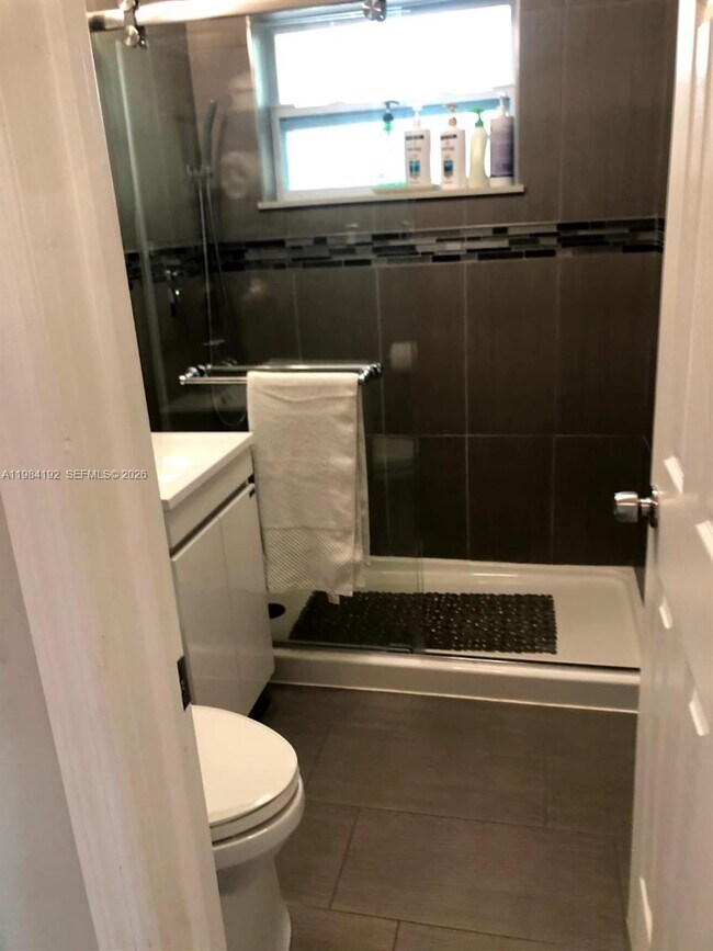 Building Photo - 1432 NE 5th Ave