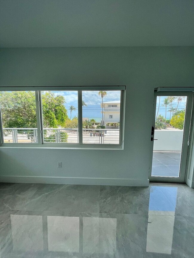 Building Photo - 229 W Seaview Cir
