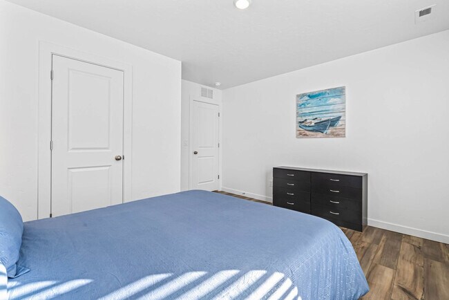 Building Photo - 8648 E Wishmore St