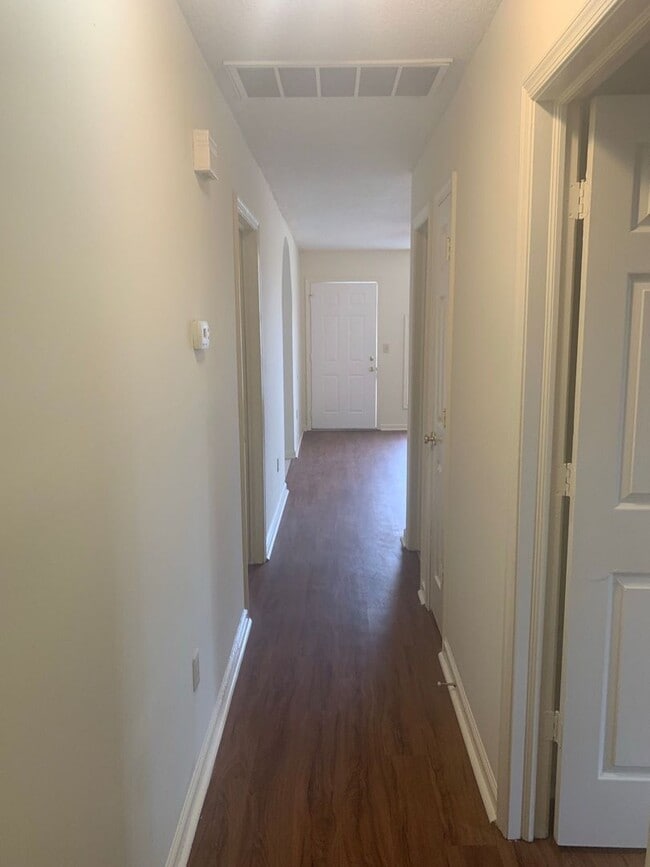 Building Photo - Cute home located in City Limits