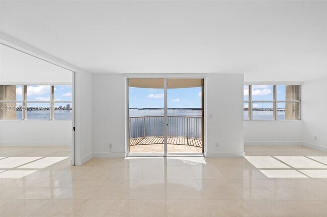 Building Photo - 1420 Brickell Bay Dr