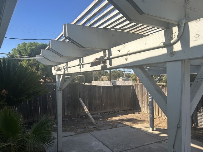 Building Photo - 137 Las Flores Ave