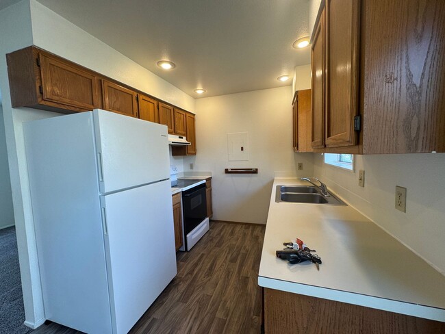 Building Photo - 3 Bedroom 2 Bathroom Duplex Walking Distan...