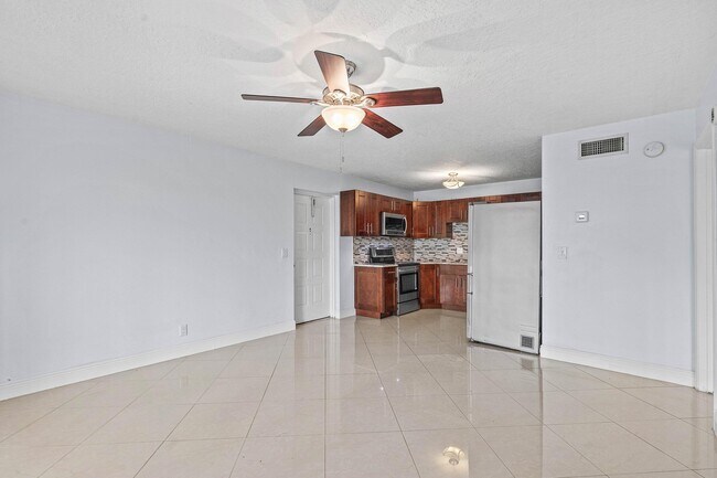 Building Photo - 204 Foxtail Dr