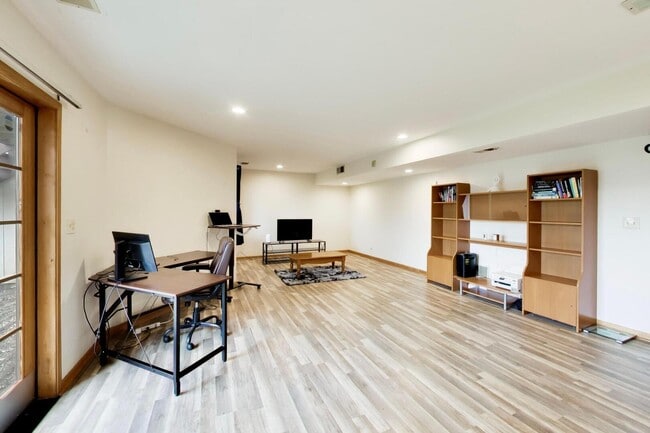 Building Photo - 943 W Essex Pl