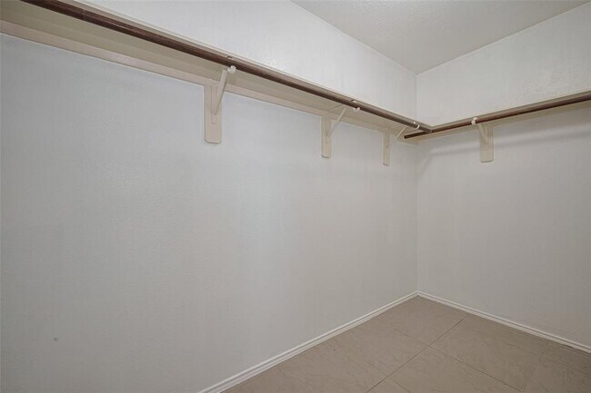 Building Photo - 6814 Shallow River Ct