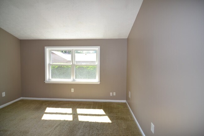 Building Photo - 31 E Bluff Rd