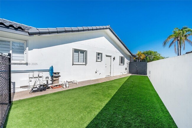 Building Photo - 1820 SW 140th Pl