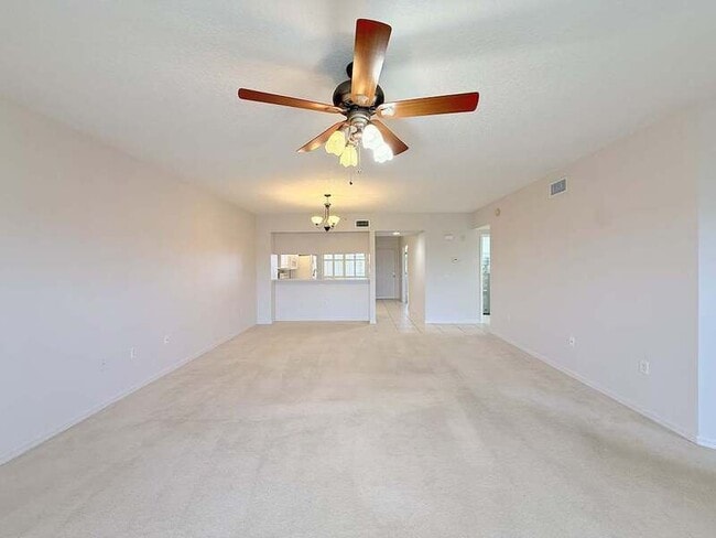 Building Photo - 1200 Country Club Dr