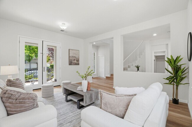 Building Photo - BRIGHT, OPEN RESIDENCE IN RIVERMARK HOME WITH EXCELLENT LAYOUT