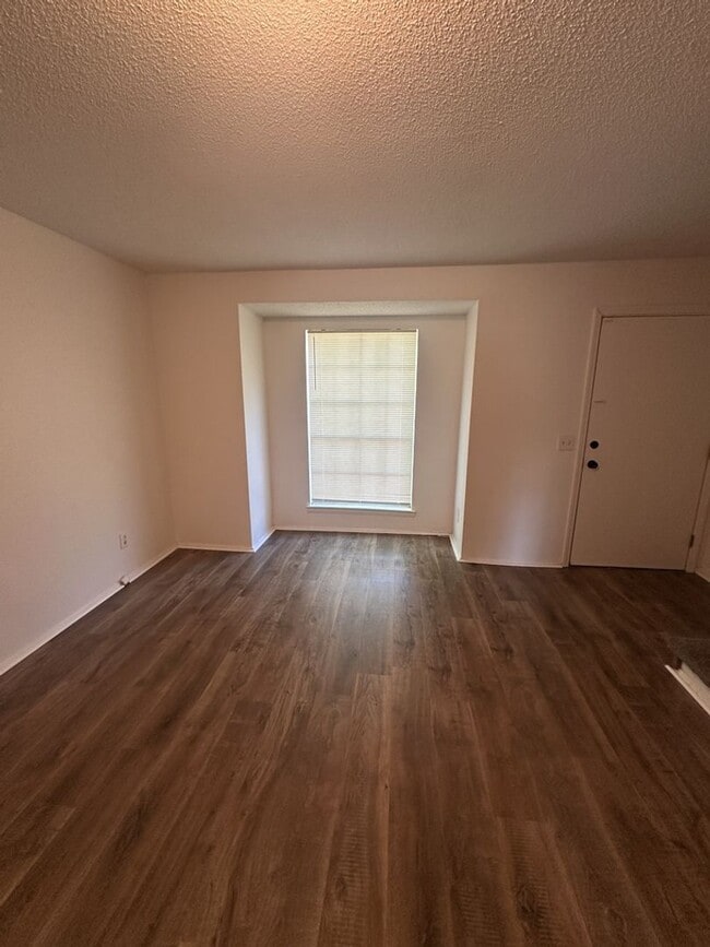 Building Photo - Freshly Renovated - 2 Bedroom | Pet Friendly