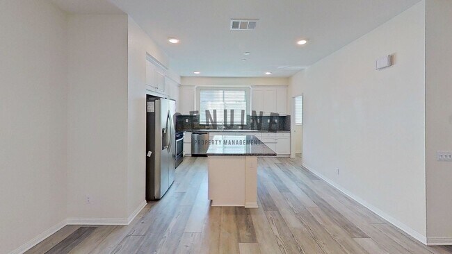 Building Photo - Beautiful Tri-Level 3Bd 2.5Ba Townhome in ...