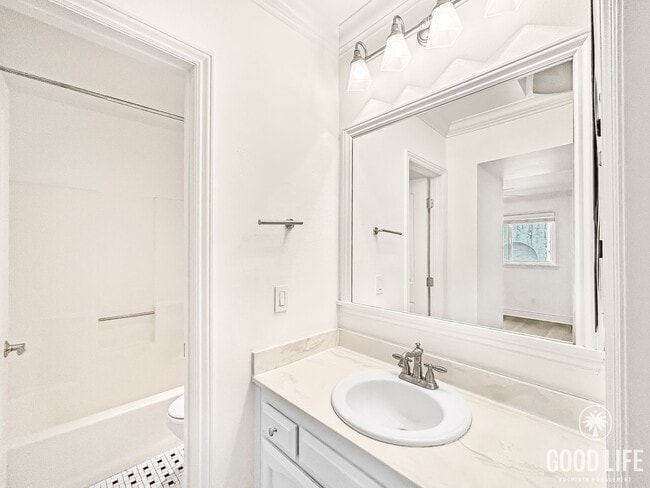 Building Photo - Beautiful 2BD/2BA W/ Reserved Parking and In-Unit Laundry in La Mesa!