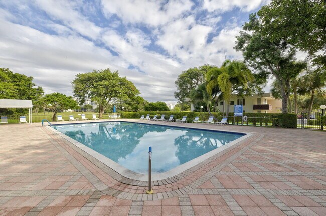 Building Photo - 2851 S Palm Aire Dr