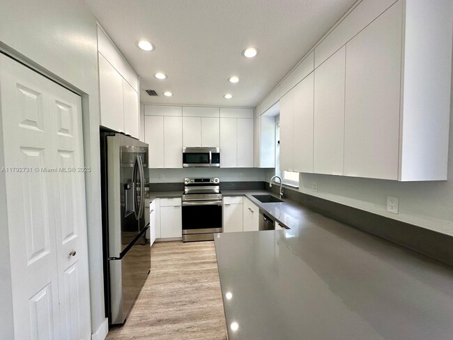 Building Photo - 895 NW 170th Terrace