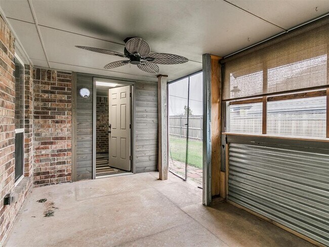 Building Photo - 1001 N Barn Hill Way