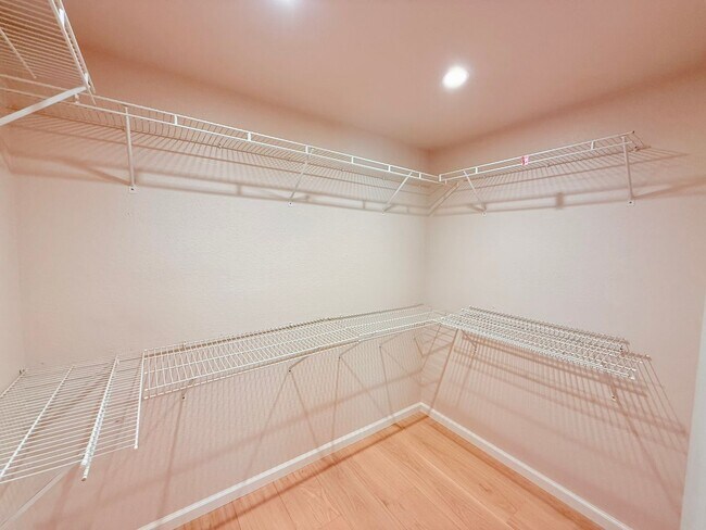 Building Photo - Beautifully Updated 3 bedroom + Office/2 B...