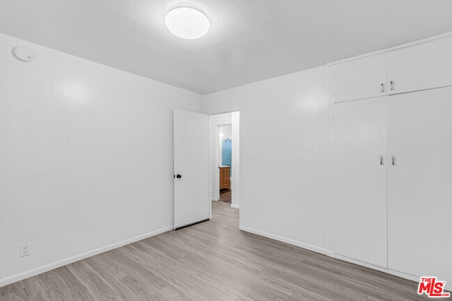 Building Photo - 717 Ocean Front Walk