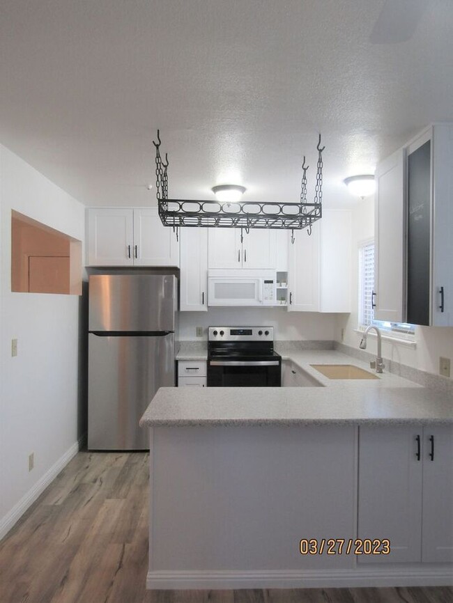 Primary Photo - Beautiful updated 3 Bed, 2 Bath Condo in R...