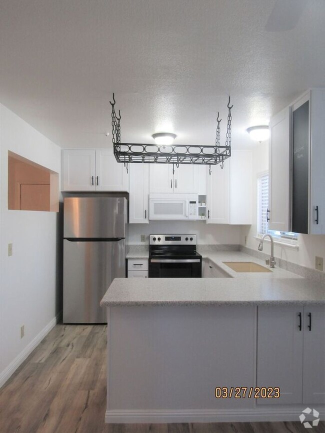 Building Photo - Beautiful updated 3 Bed, 2 Bath Condo in R...