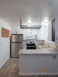 Building Photo - Beautiful updated 3 Bed, 2 Bath Condo in R...