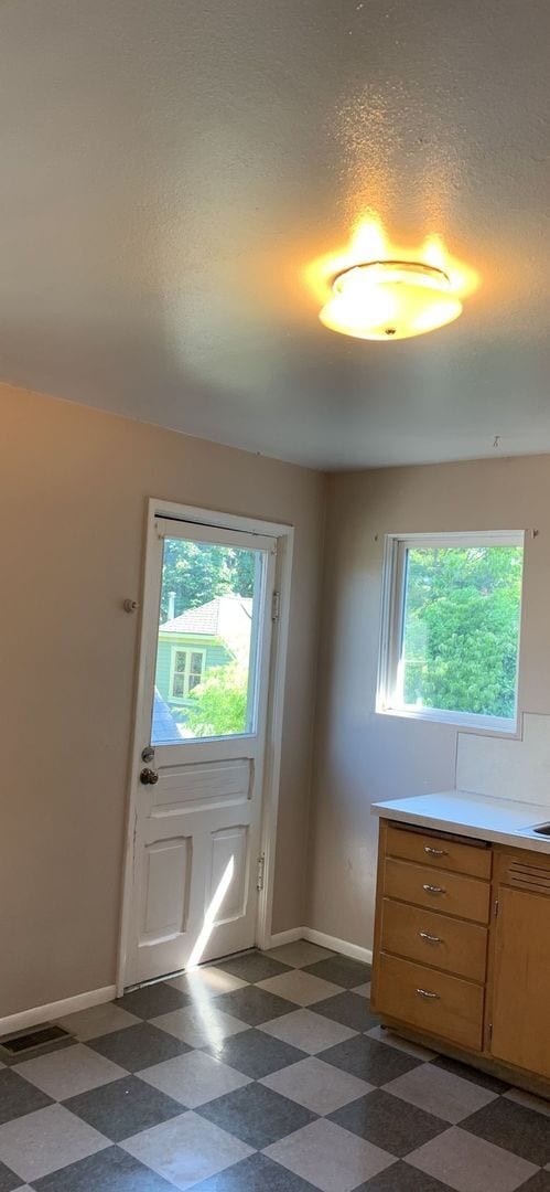 Building Photo - PRELEASE: 5bdrm/2bath, on-site laundry and...