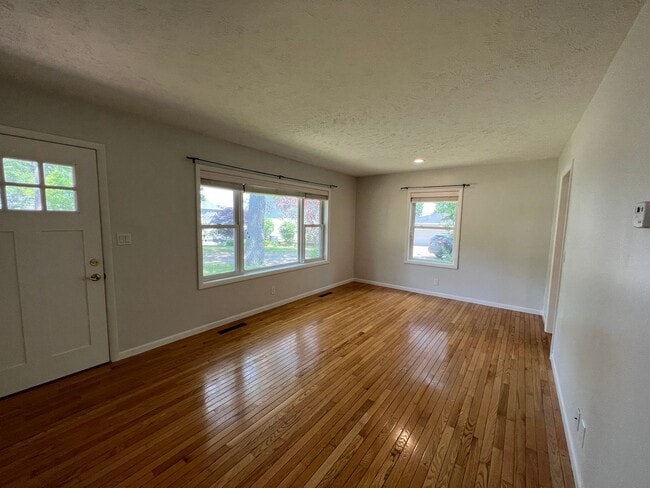 Building Photo - The Little Bungalow of Your Dreams Near East Bay! 2BR / 1BA Long-Term Rental